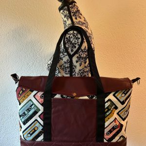 Handgenähte Tasche «Mixtape» mit Kassetten-Print und bordeauxrotem Kunstleder